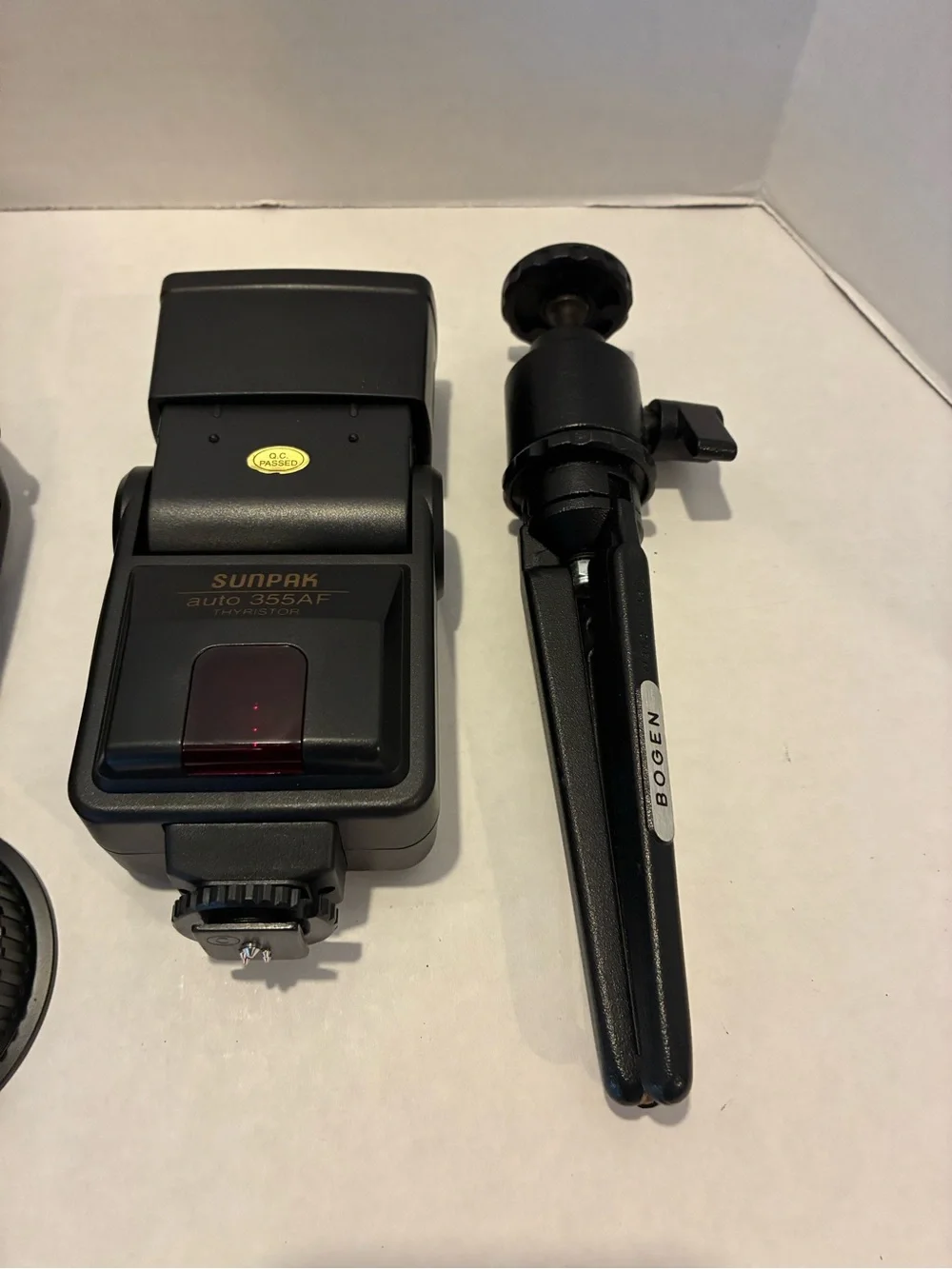 Andis Black DSLR Camera with External Flash